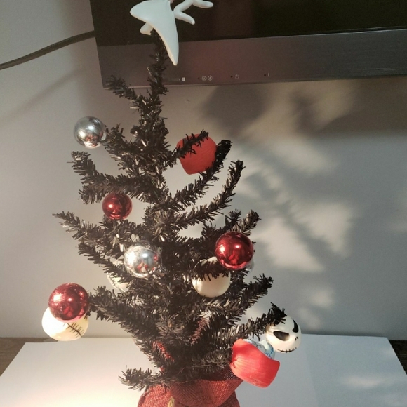 DISNEY TIM BURTON'S The Nightmare Before Christmas Decorated Tree - Picture 1 of 7